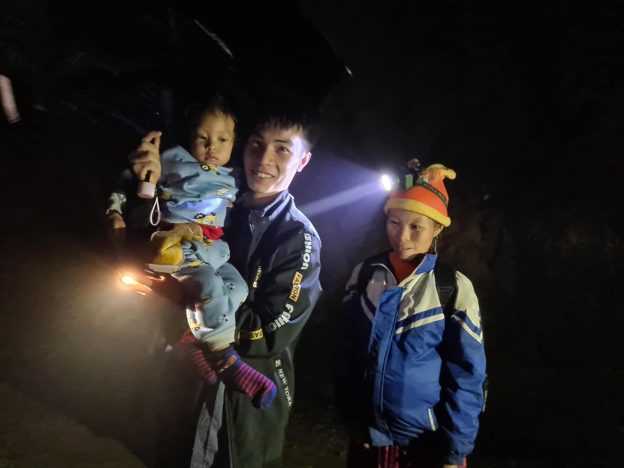 Nu tai xe lai xe xuyen dem dua benh nhan ngheo ve que anh 4