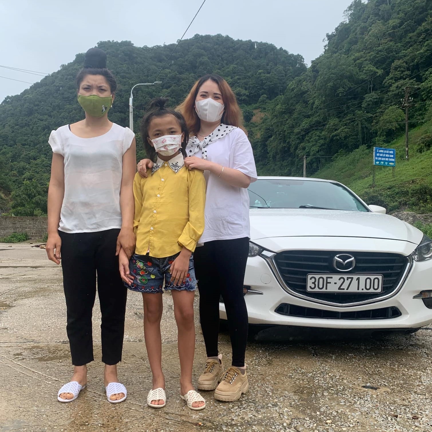 Nu tai xe lai xe xuyen dem dua benh nhan ngheo ve que anh 2