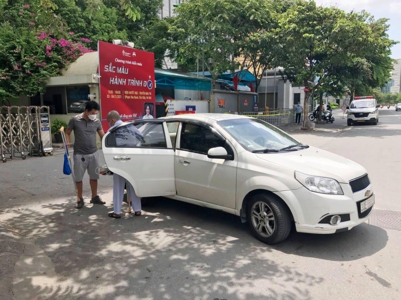 Xe mien phi cho benh nhan ve que ngay gian cach anh 6