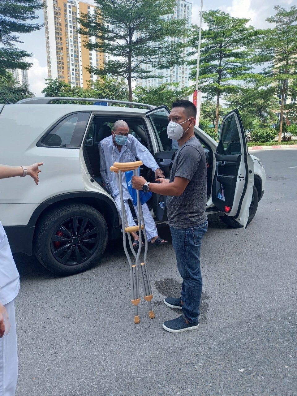 Xe mien phi cho benh nhan ve que ngay gian cach anh 4