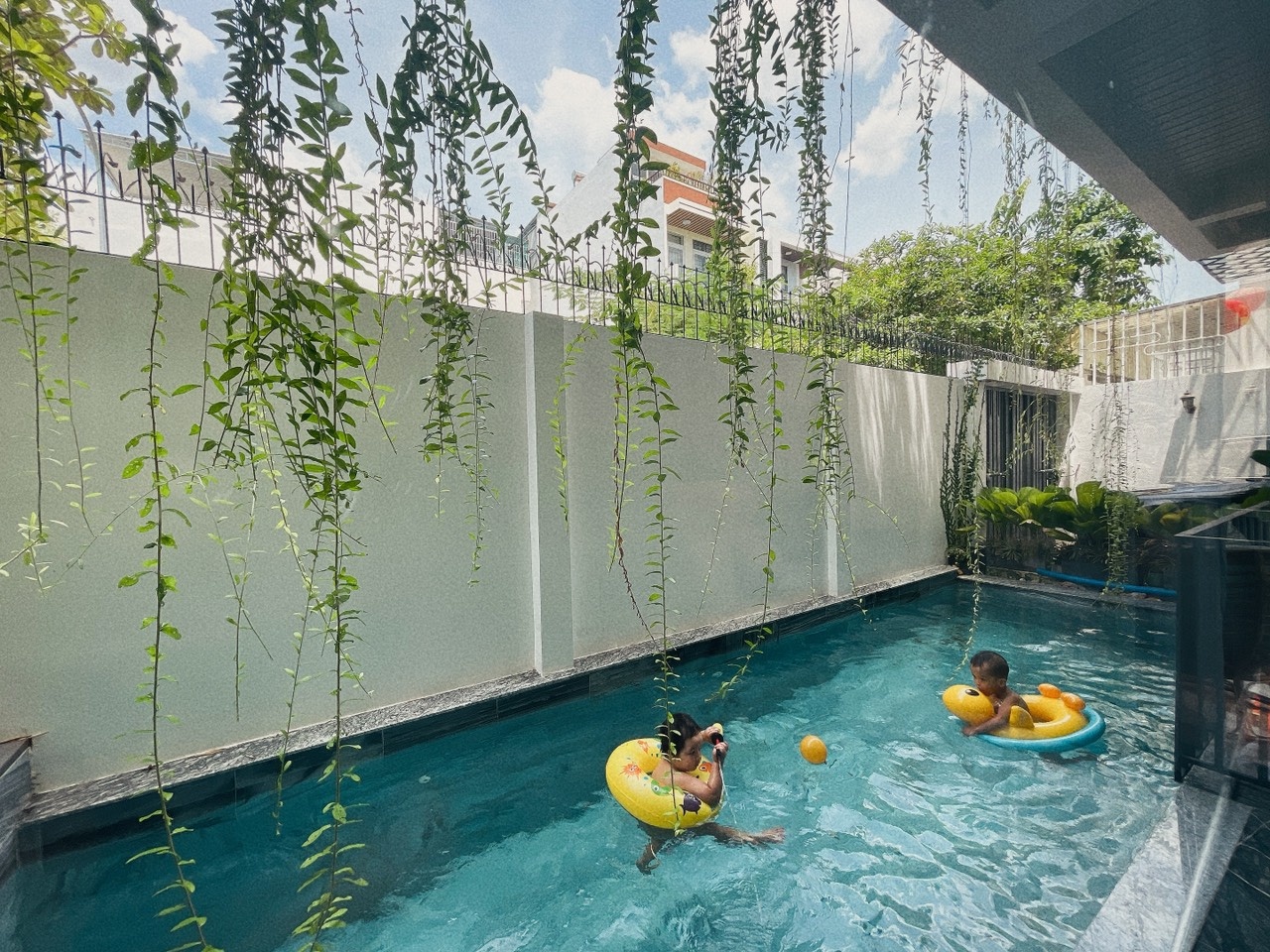 Cha mẹ cho con tắm bể bơi trong nhà để tránh dịch ảnh 6 Cha me cho con tam be boi trong nha de tranh dich anh 6