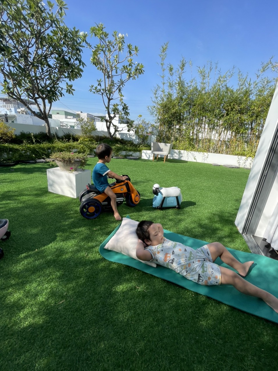 Cha mẹ cho con tắm bể bơi trong nhà để tránh dịch ảnh 1 Cha me cho con tam be boi trong nha de tranh dich anh 1