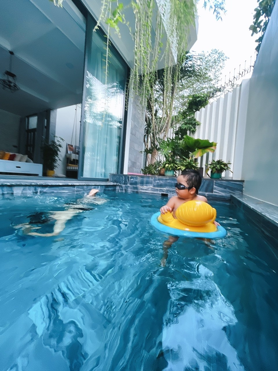 Cha mẹ cho con tắm bể bơi trong nhà để tránh dịch ảnh 2 Cha me cho con tam be boi trong nha de tranh dich anh 2