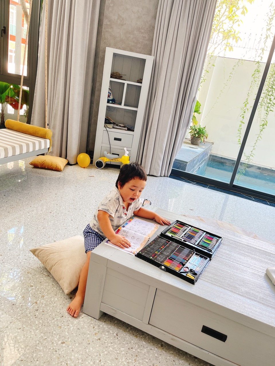 Cha mẹ cho con tắm bể bơi trong nhà để tránh dịch ảnh 3 Cha me cho con tam be boi trong nha de tranh dich anh 3