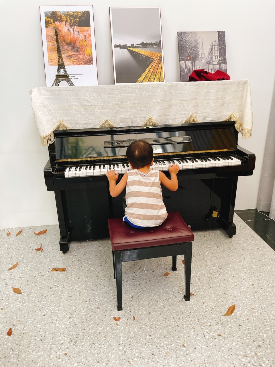 Cha mẹ cho con tắm bể bơi trong nhà để tránh dịch ảnh 4 Cha me cho con tam be boi trong nha de tranh dich anh 4