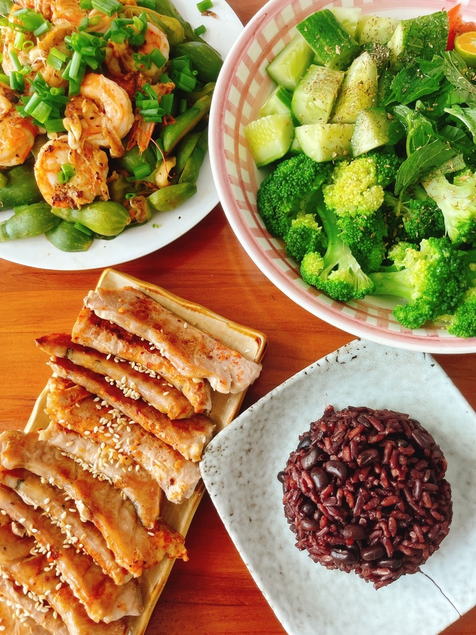 Cha mẹ cho con tắm bể bơi trong nhà để tránh dịch ảnh 9 Cha me cho con tam be boi trong nha de tranh dich anh 9