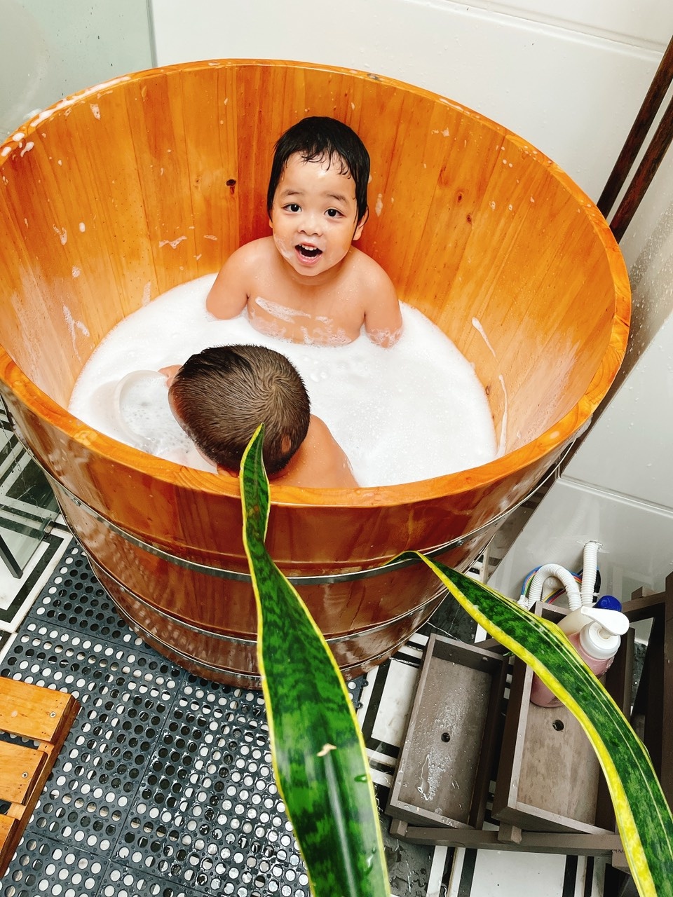 Cha mẹ cho con tắm bể bơi trong nhà để tránh dịch ảnh 5 Cha me cho con tam be boi trong nha de tranh dich anh 5