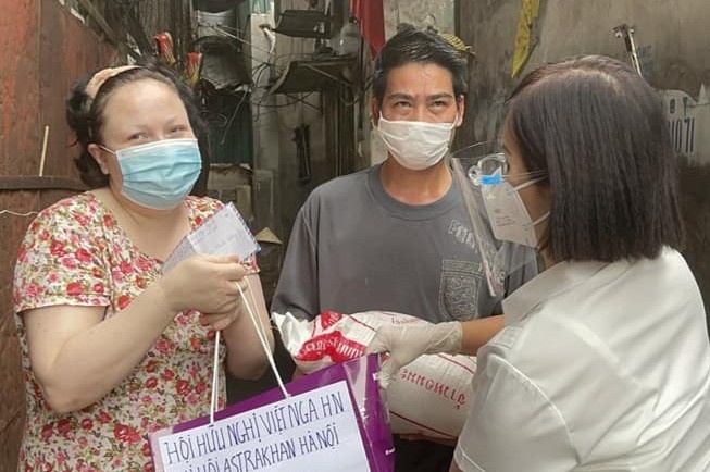 Nguoi me Nga o Ha Noi len mang cau cuu trong dich benh hinh anh