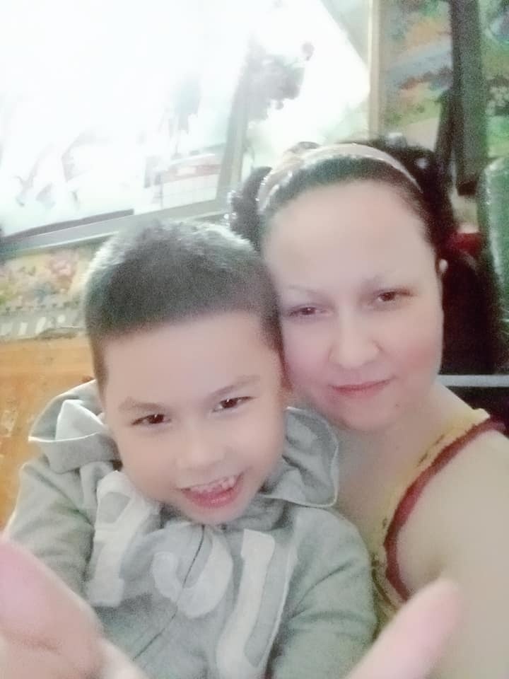 Cap vo chong Viet Nga o Ha Noi duoc giup do anh 1