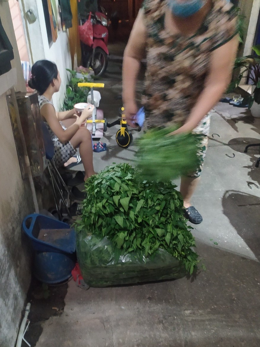 Chiến sĩ công an chở thực phẩm đến tặng xóm trọ nghèo ở Hà Nội ảnh 2 Chien si cong an cho thuc pham den tang xom tro ngheo o Ha Noi anh 2