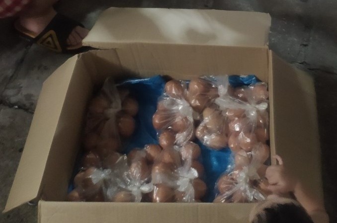 Chien si cong an cho gao, trung den tang xom tro ngheo o Ha Noi hinh anh