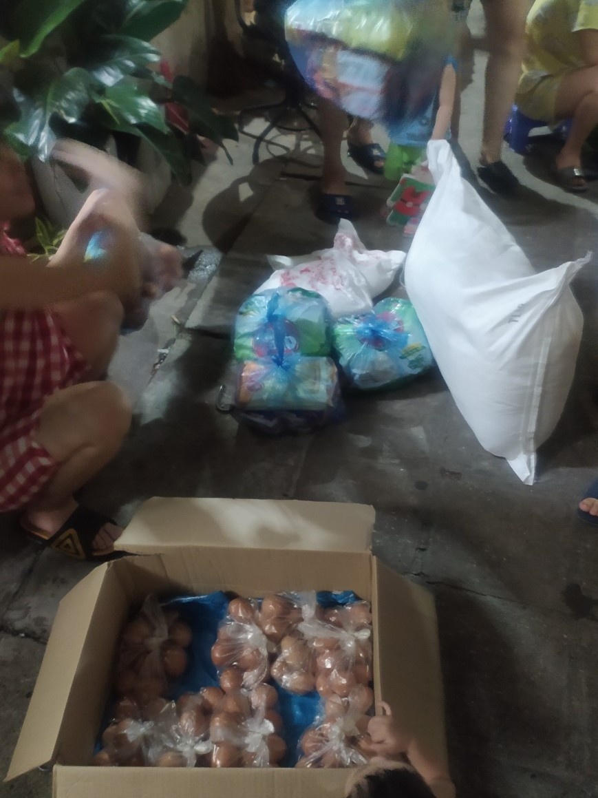 Chiến sĩ công an chở thực phẩm đến tặng xóm trọ nghèo ở Hà Nội ảnh 1 Chien si cong an cho thuc pham den tang xom tro ngheo o Ha Noi anh 1