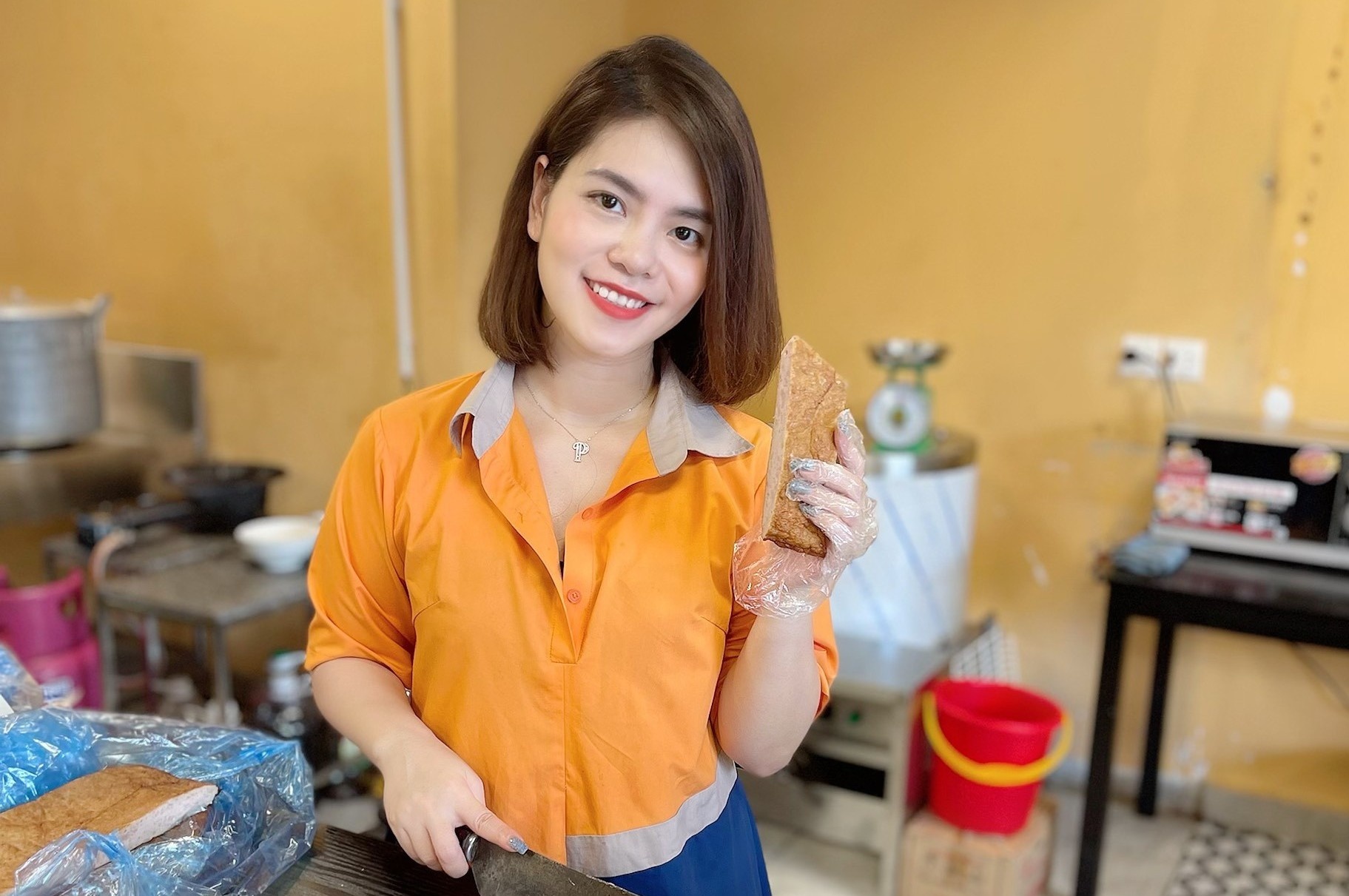 Nguoi me nau an tang nguoi ngheo o Ha Noi ngay gian cach hinh anh