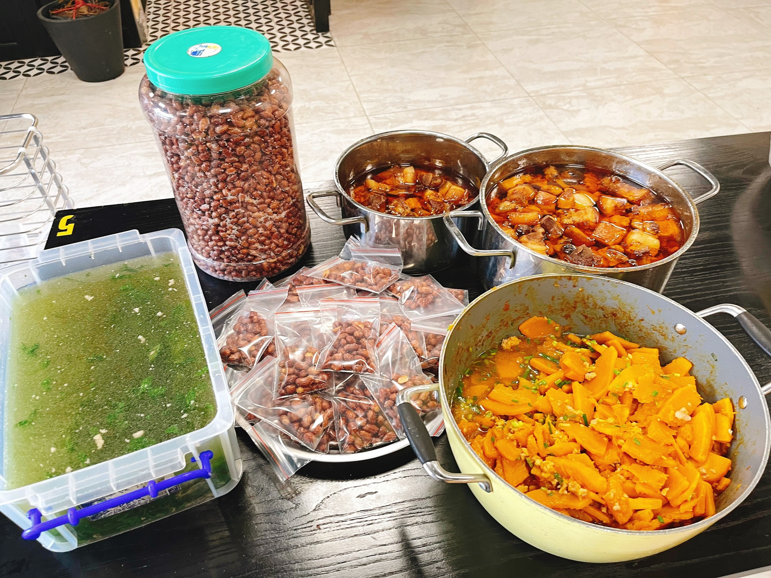 Nguoi me nau an tang nguoi ngheo o Ha Noi ngay gian cach anh 5