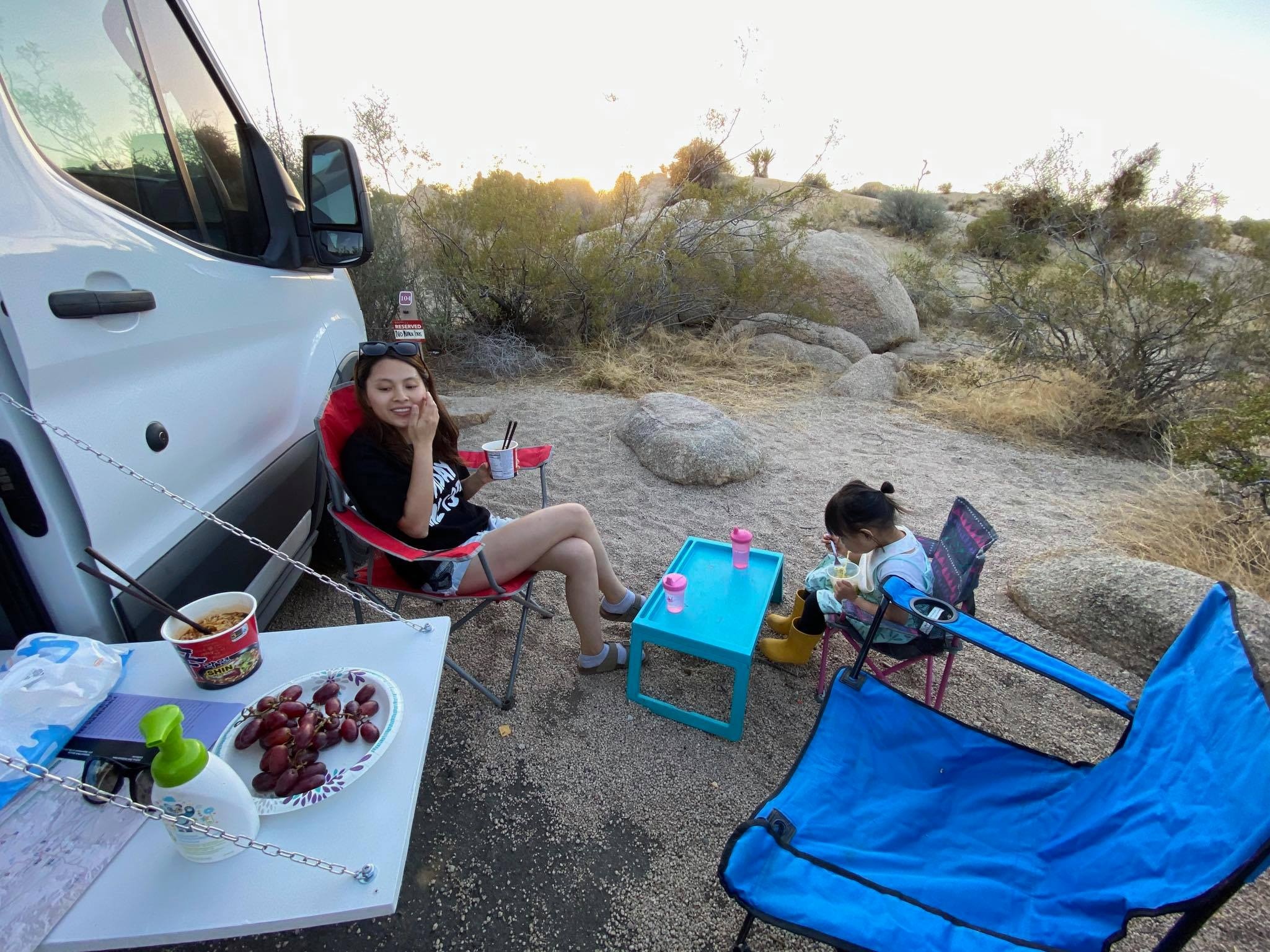 Cap vo chong Viet o My cai tao oto cu thanh nha di dong anh 8