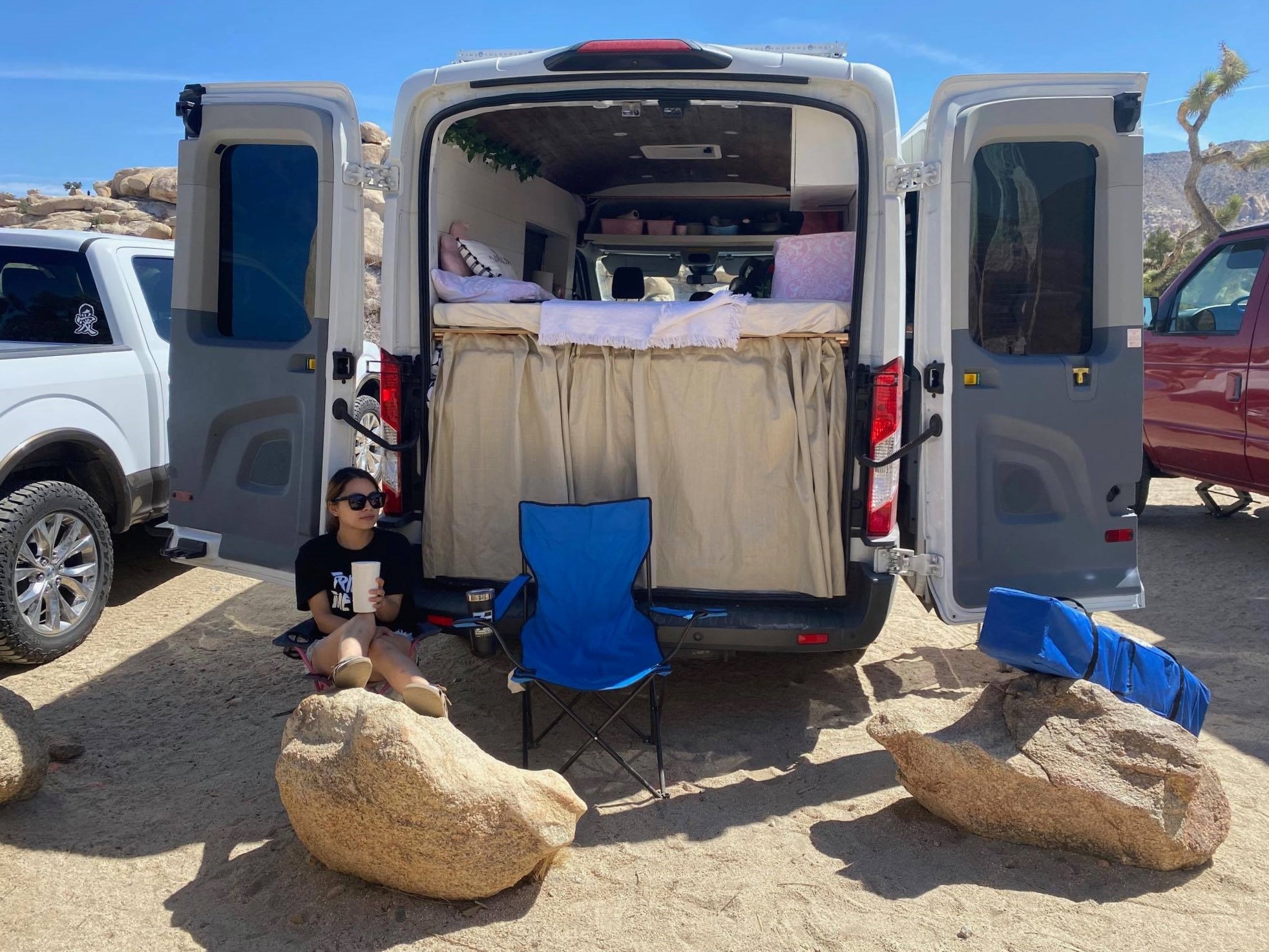 Cap vo chong Viet o My cai tao oto cu thanh nha di dong anh 1