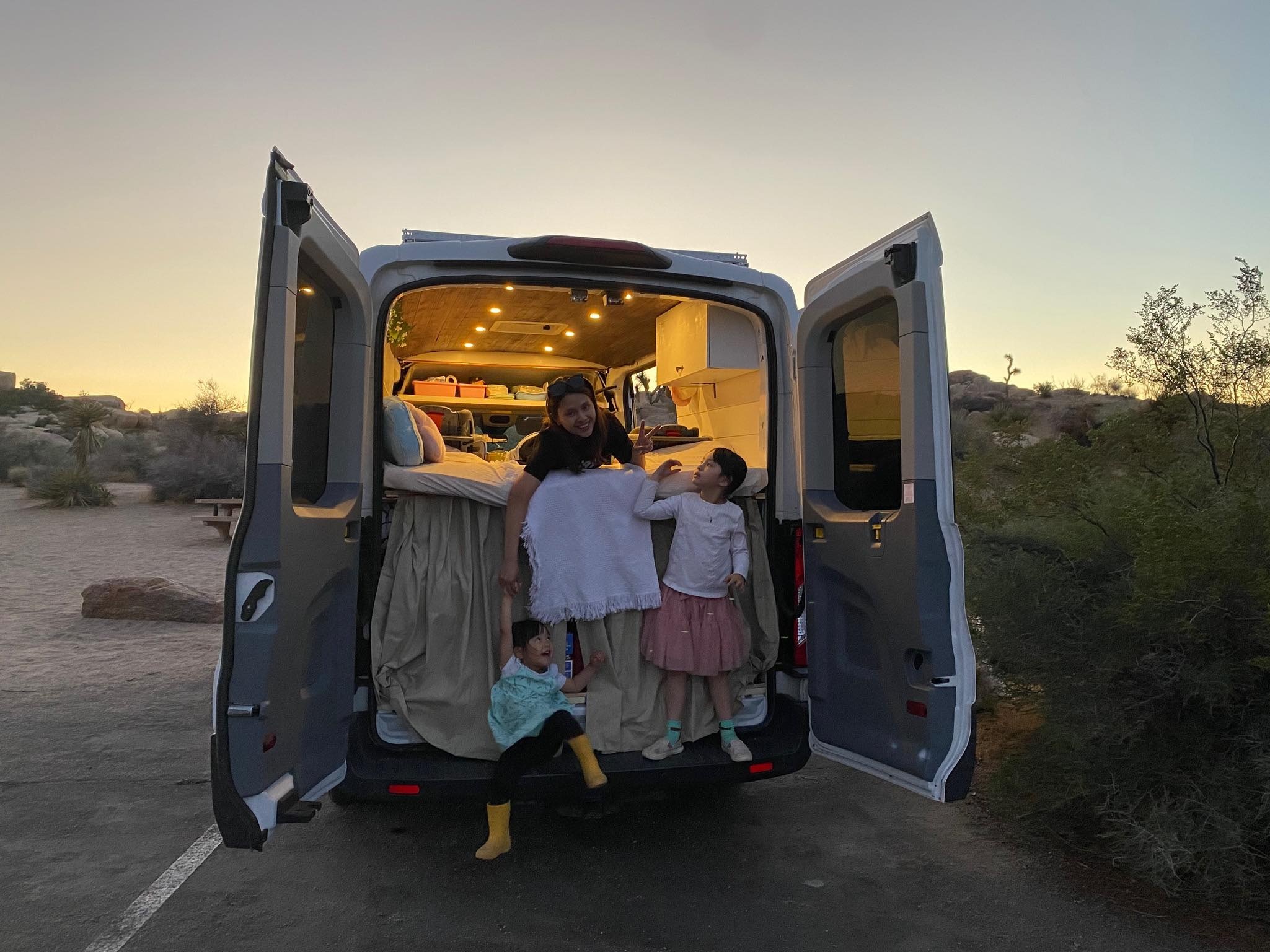 Cap vo chong Viet o My cai tao oto cu thanh nha di dong anh 9