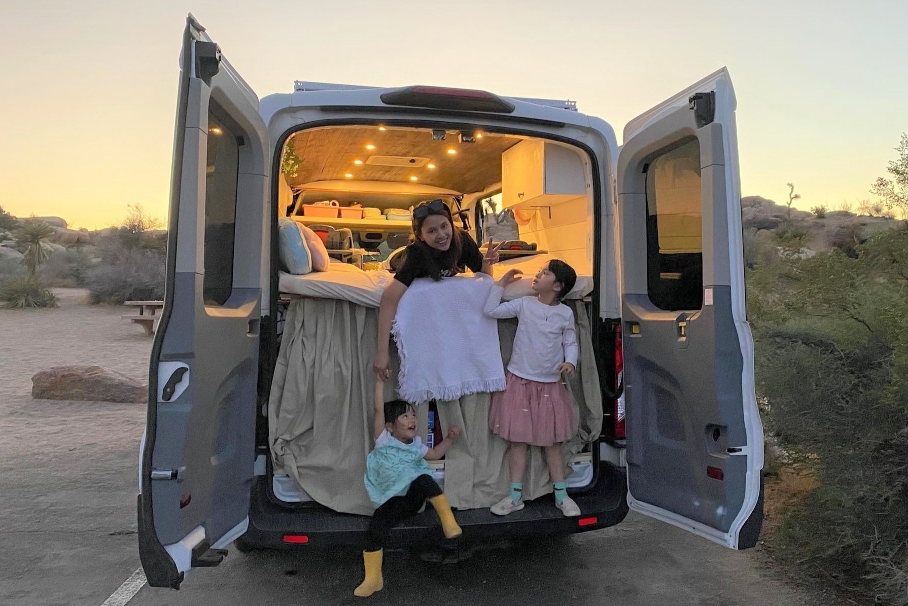 Doi vo chong Viet o My bien oto cu thanh nha di dong hinh anh