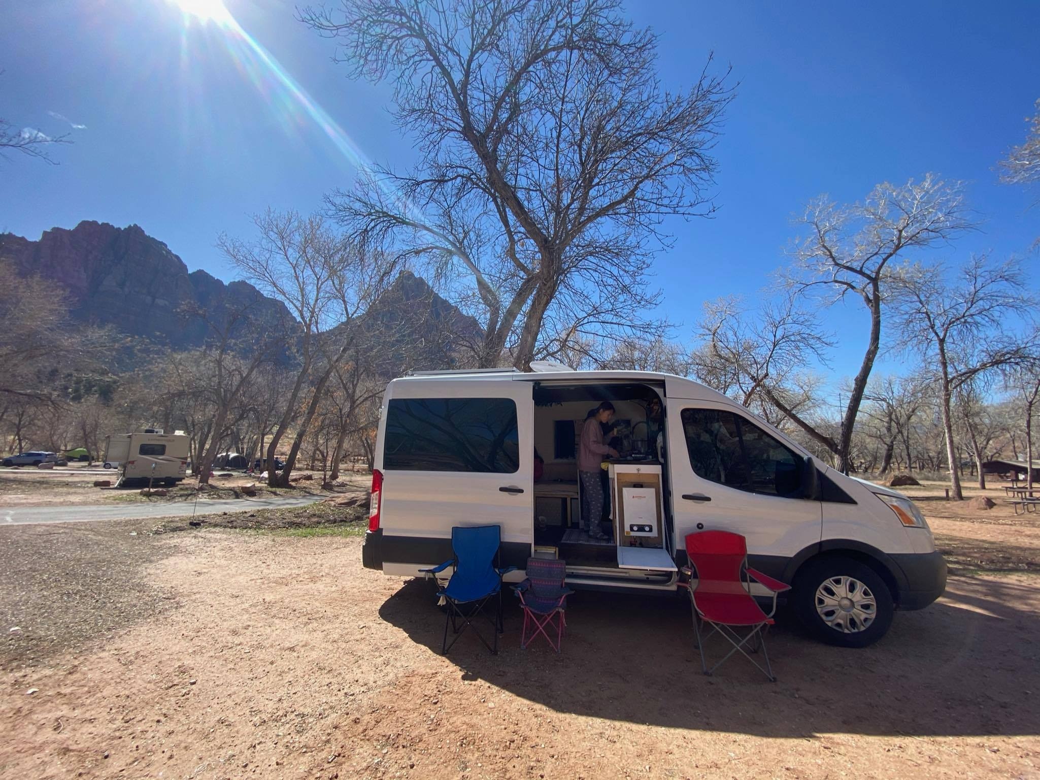 Cap vo chong Viet o My cai tao oto cu thanh nha di dong anh 6