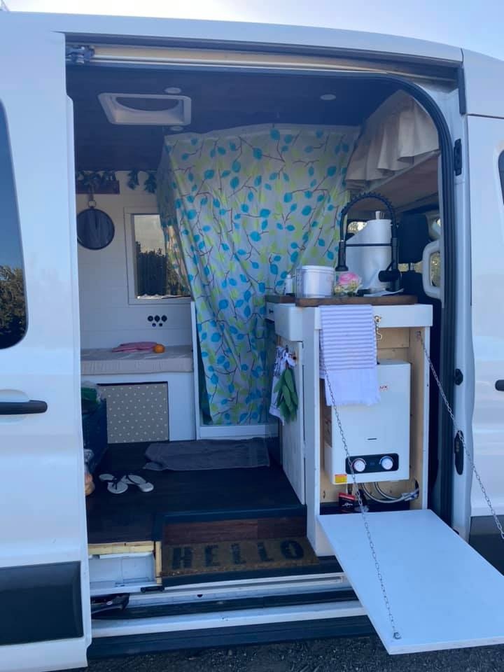 Cap vo chong Viet o My cai tao oto cu thanh nha di dong anh 5