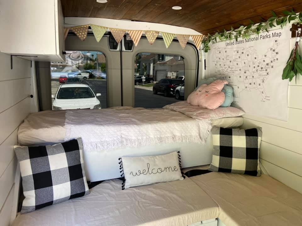 Cap vo chong Viet o My cai tao oto cu thanh nha di dong anh 4