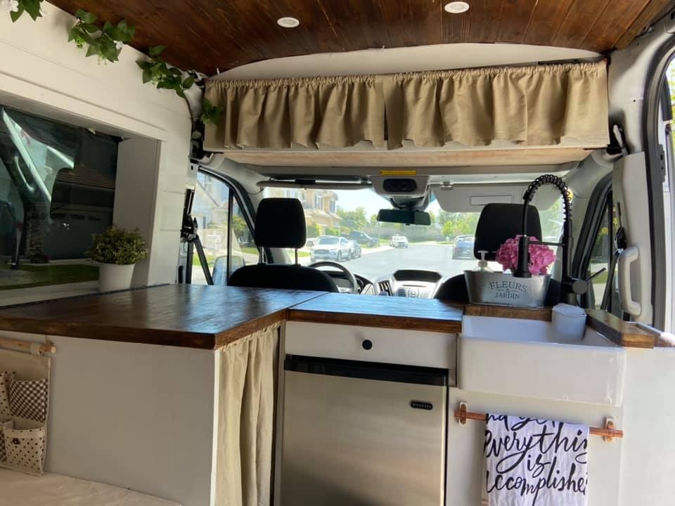 Cap vo chong Viet o My cai tao oto cu thanh nha di dong anh 3