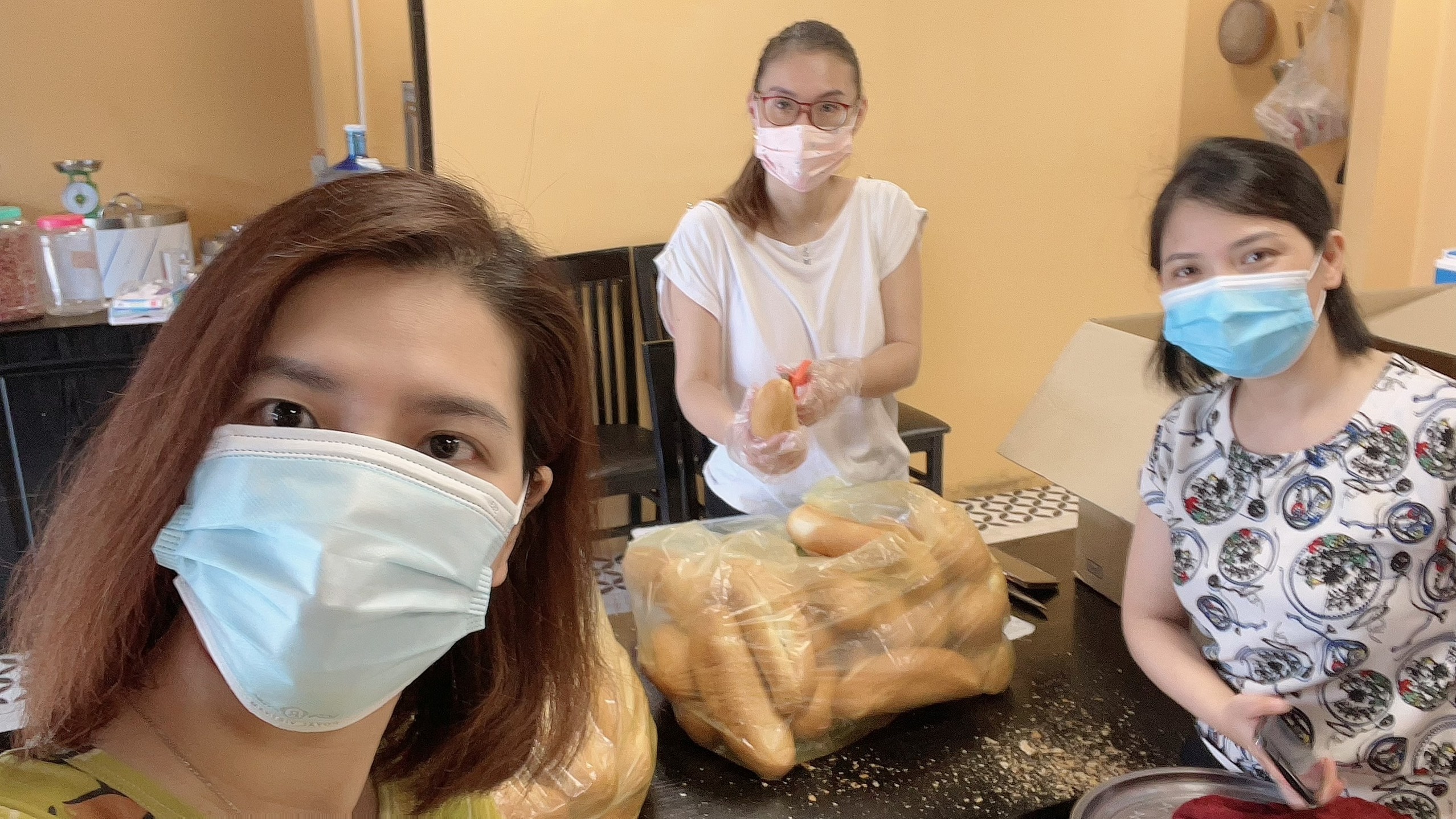 Nguoi me nau an tang nguoi ngheo o Ha Noi ngay gian cach anh 10