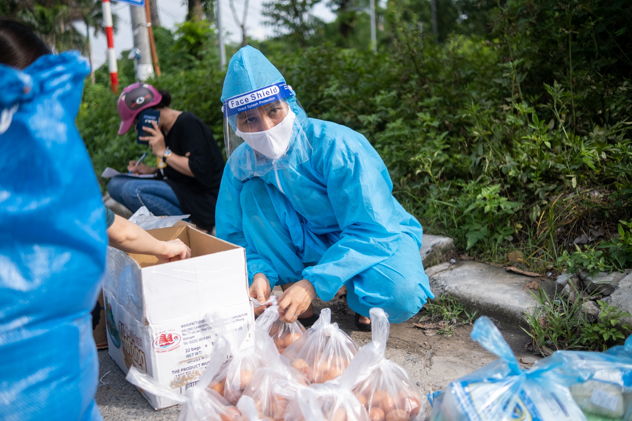 Nguoi kho khan o Ha Noi duoc giup do anh 11