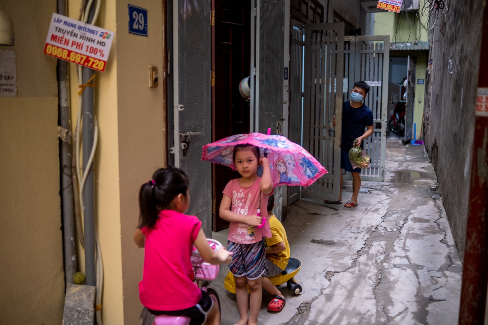 Nguoi kho khan o Ha Noi duoc giup do anh 1