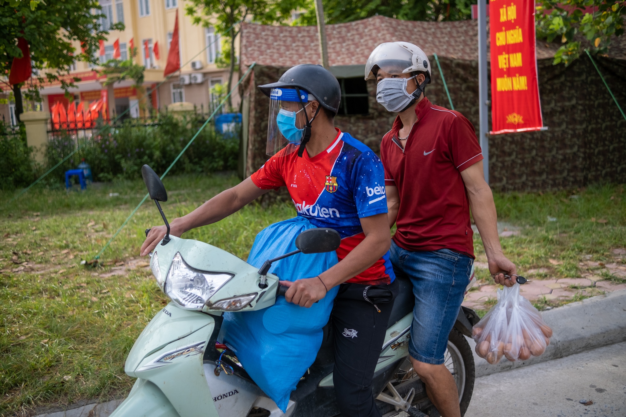 Nguoi kho khan o Ha Noi duoc giup do anh 13