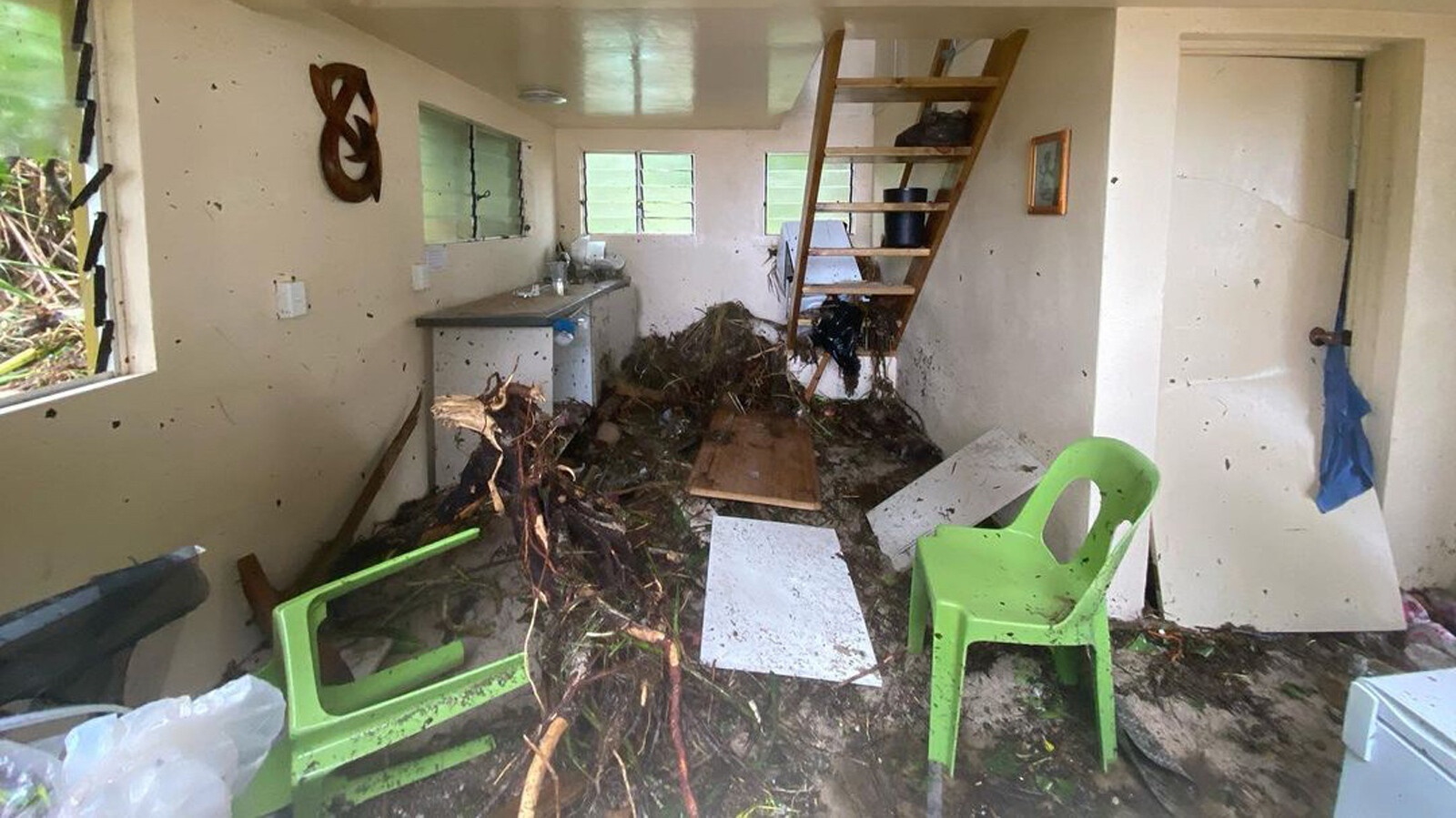 Co gai Anh mac ket tai hon dao 18 thang anh 5