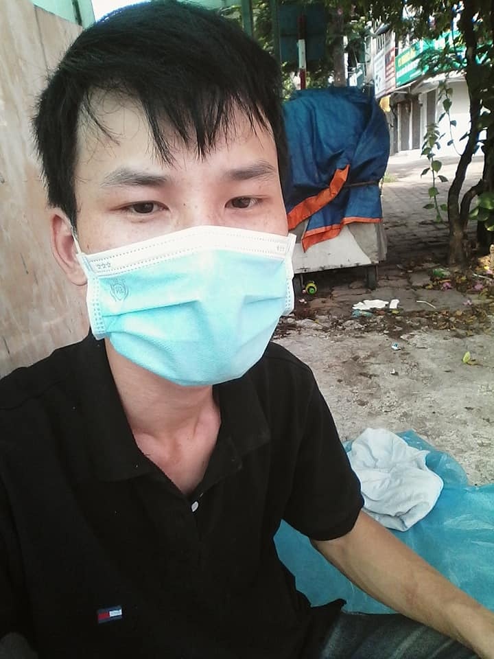 Chang trai mac ket o Ha Noi cau cuu anh 1