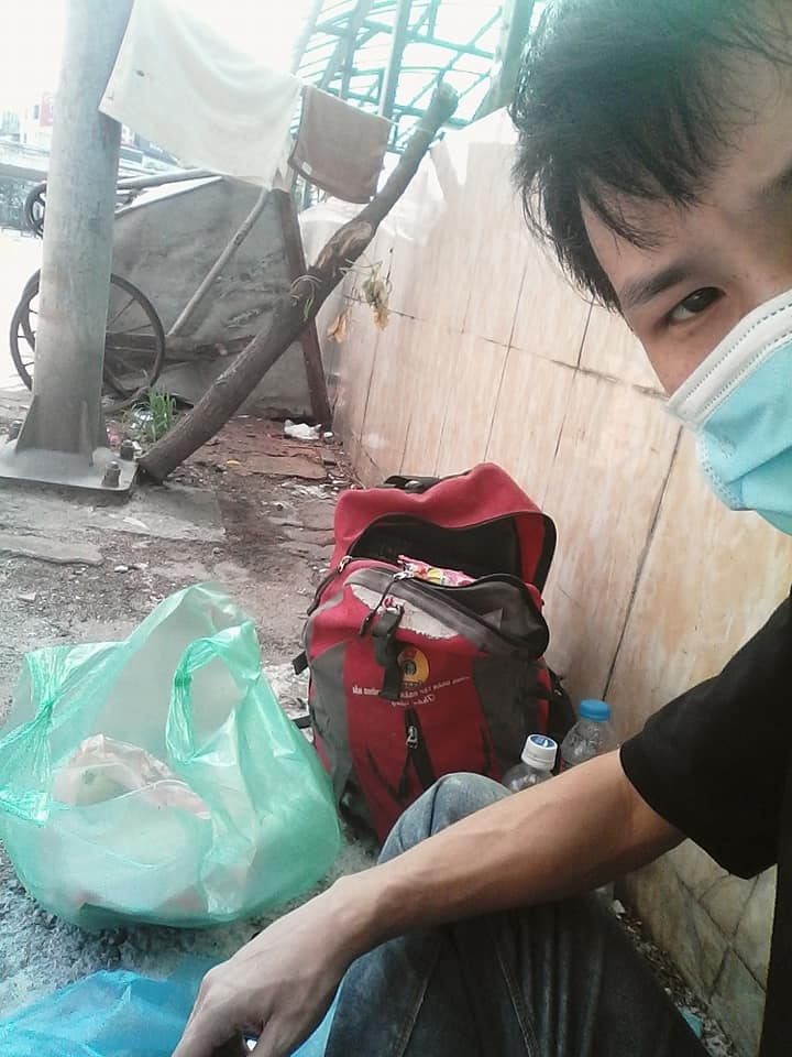 Chang trai mac ket o Ha Noi cau cuu anh 2