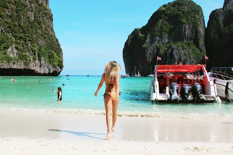 Du khach roi khoi Phuket hinh anh