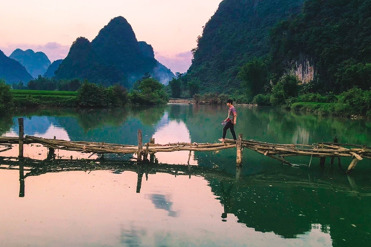 Dang di du lich, chang trai ket o Cao Bang 2 thang vi dich hinh anh