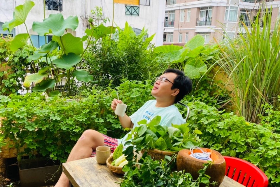 Trong rau, nuoi chim tren san thuong de thu gian trong dich hinh anh