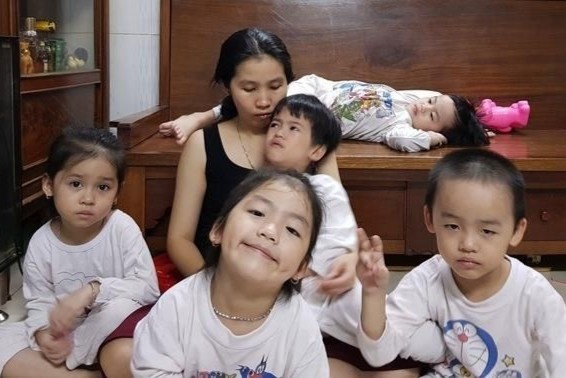 Gia dinh sinh 5 dau tien o Viet Nam vuot qua Covid-19 hinh anh