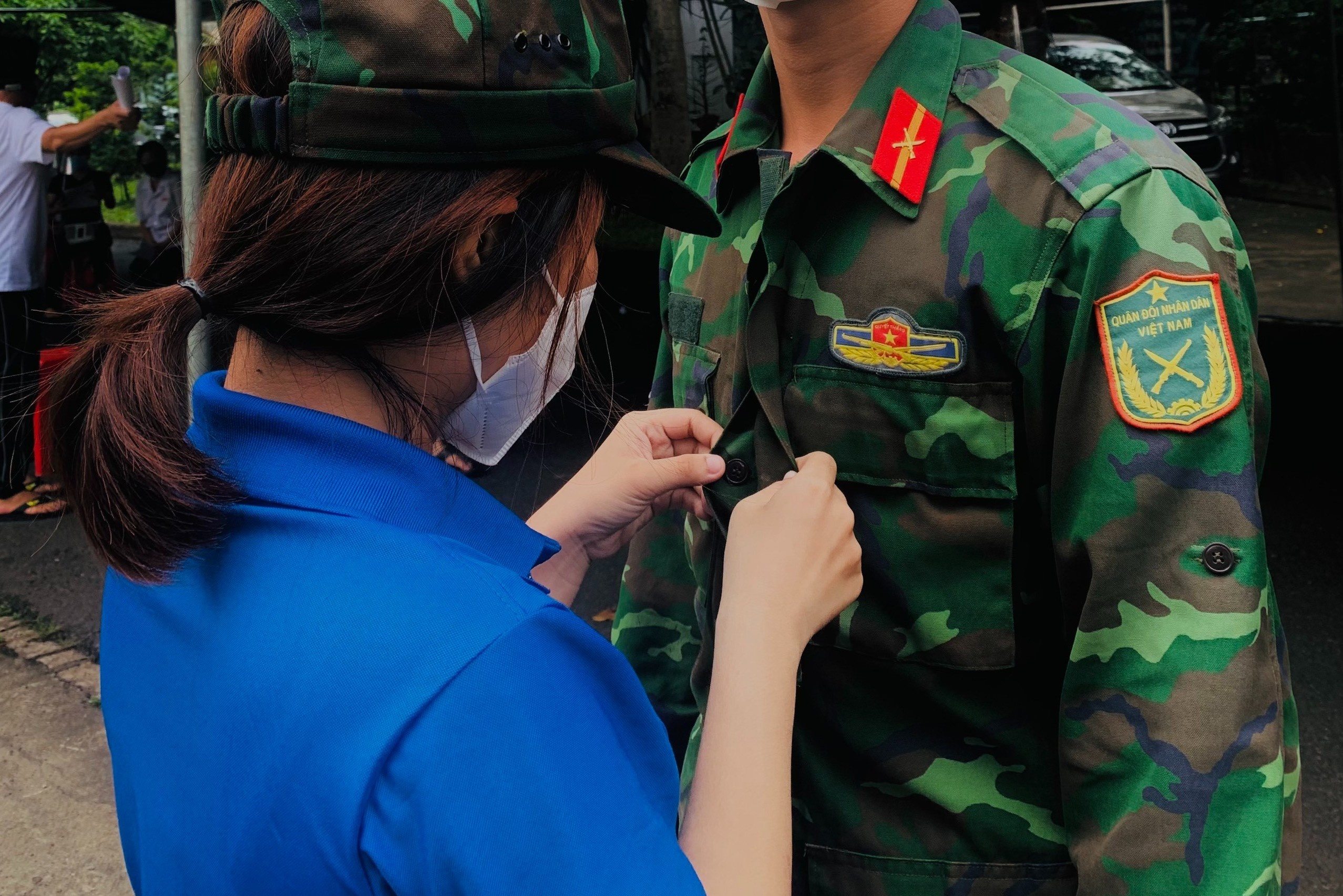 Nu tinh nguyen vien va anh quan nhan thanh doi khi cung di chong dich hinh anh
