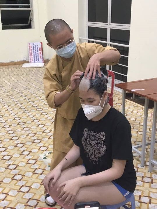 Cạo đầu để vào bệnh viện dã chiến chăm sóc F0 ảnh 1 Cao dau de vao benh vien da chien cham soc F0 anh 1