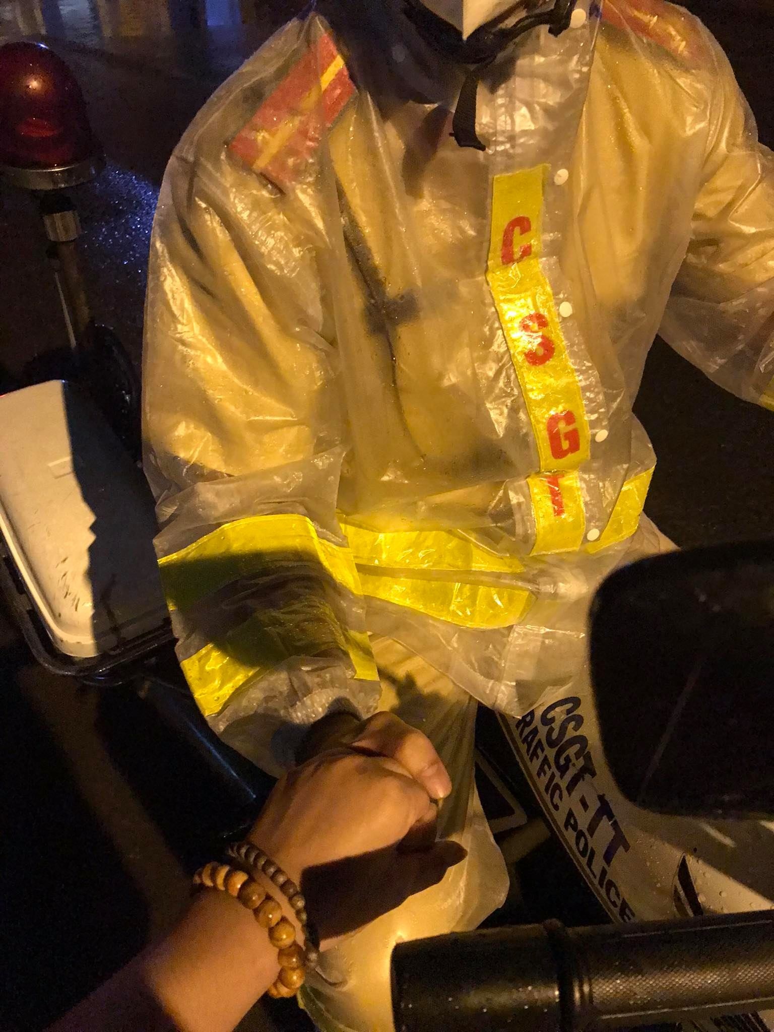 Tinh nguyen vien ket doi voi CSGT anh 2