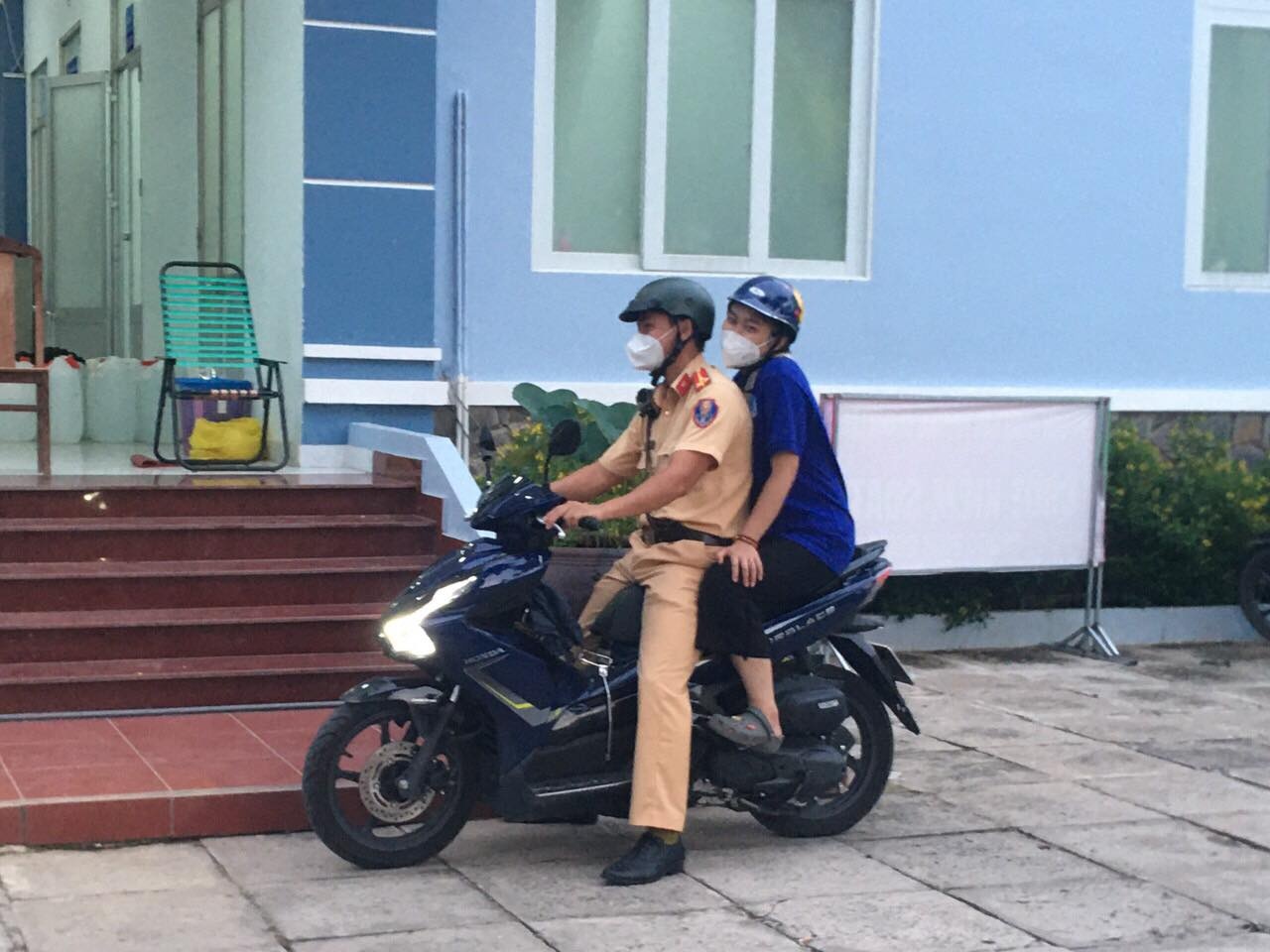 Tinh nguyen vien ket doi voi CSGT anh 1