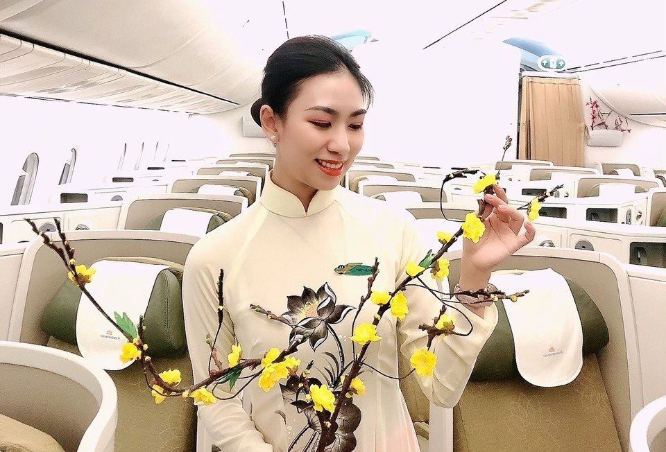 Dang nghi viec, nu tiep vien hang khong xin ra tuyen dau chong dich hinh anh