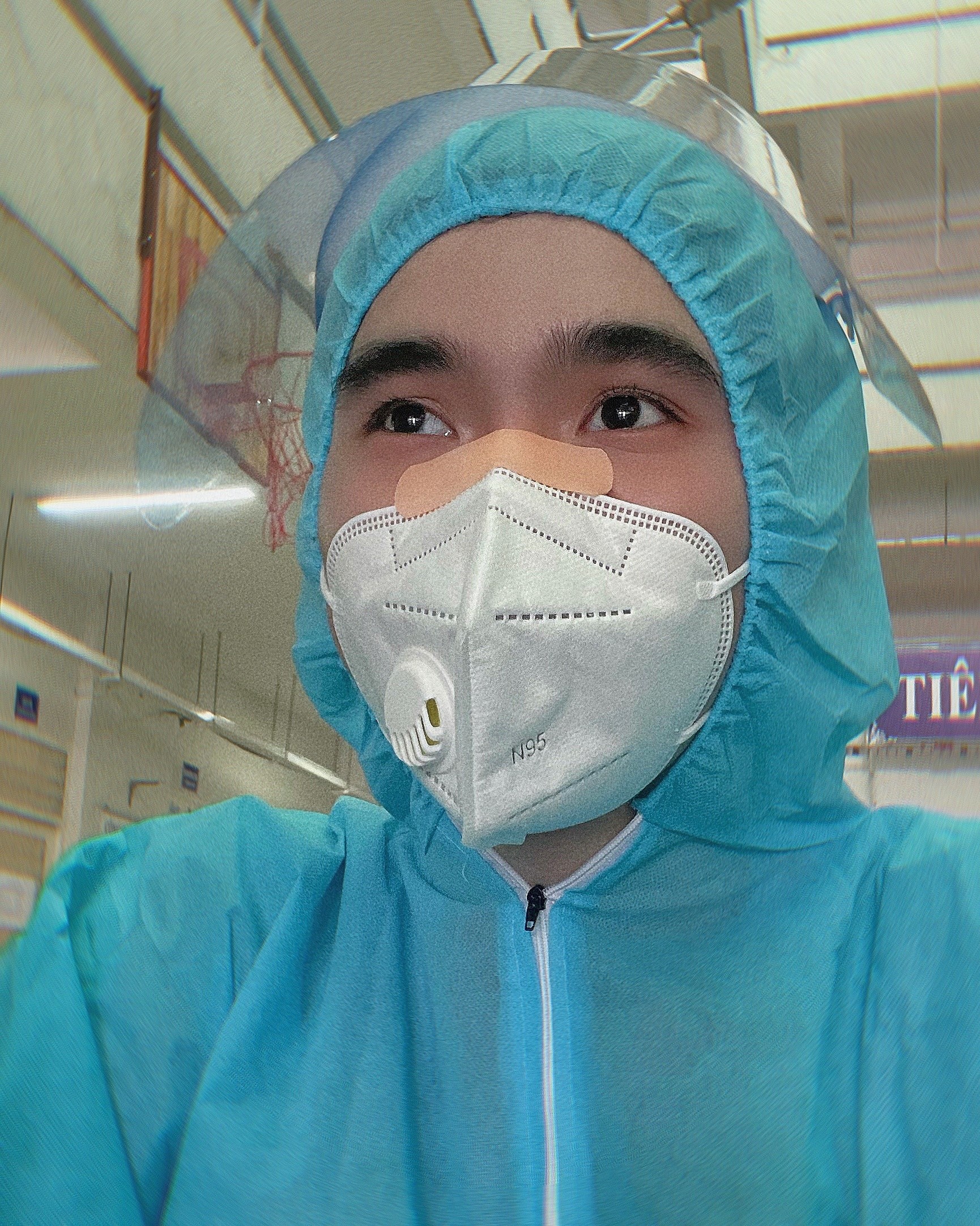 Tinh nguyen vien o TP.HCM cho cu ba om de do so khi tiem vaccine anh 4