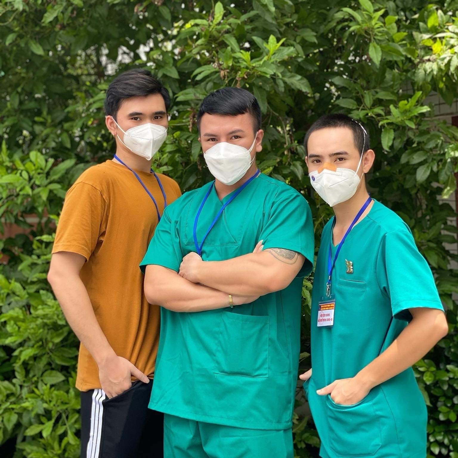 Tinh nguyen vien o TP.HCM cho cu ba om de do so khi tiem vaccine anh 5