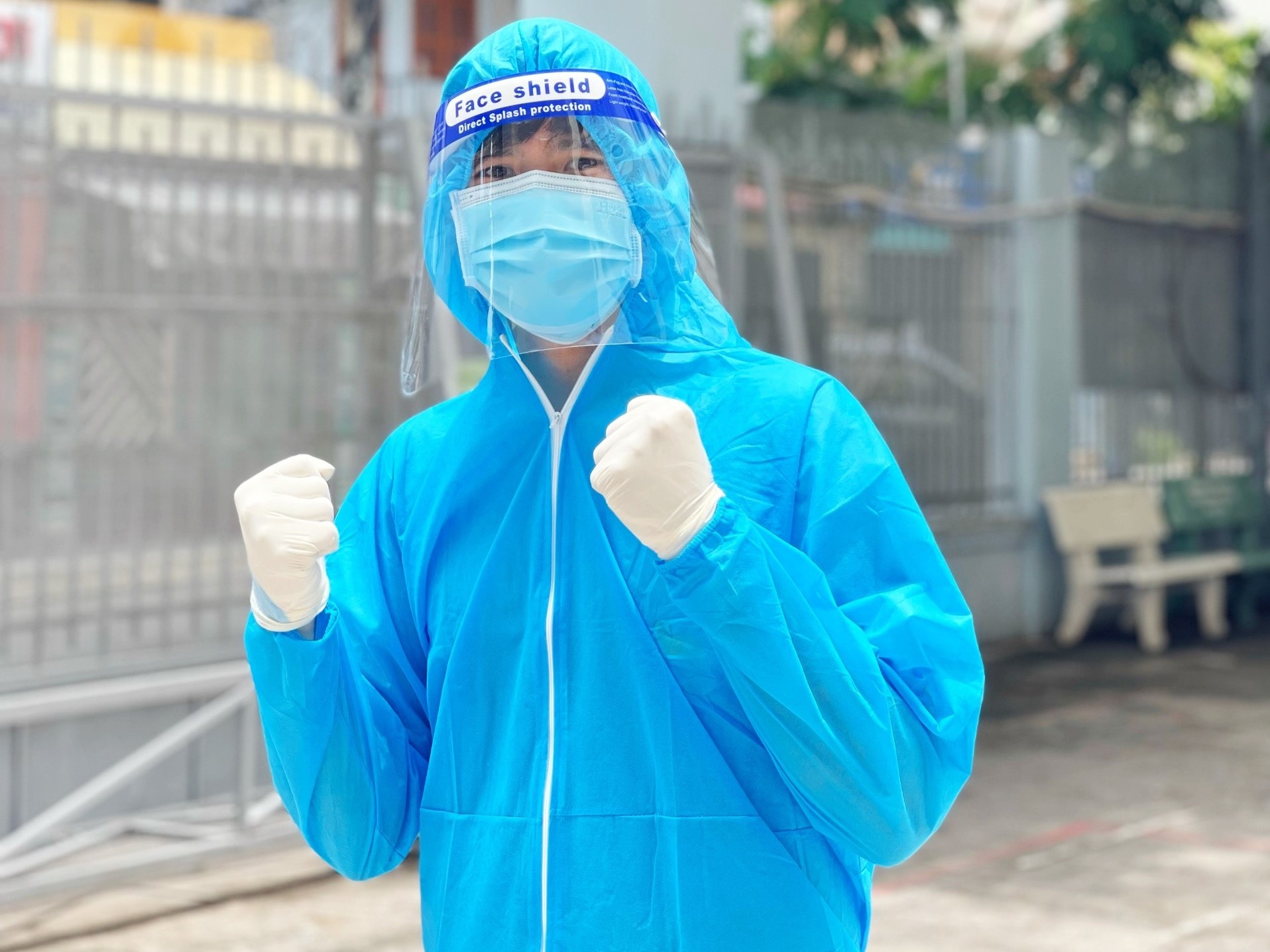 Tinh nguyen vien o TP.HCM cho cu ba om de do so khi tiem vaccine anh 6