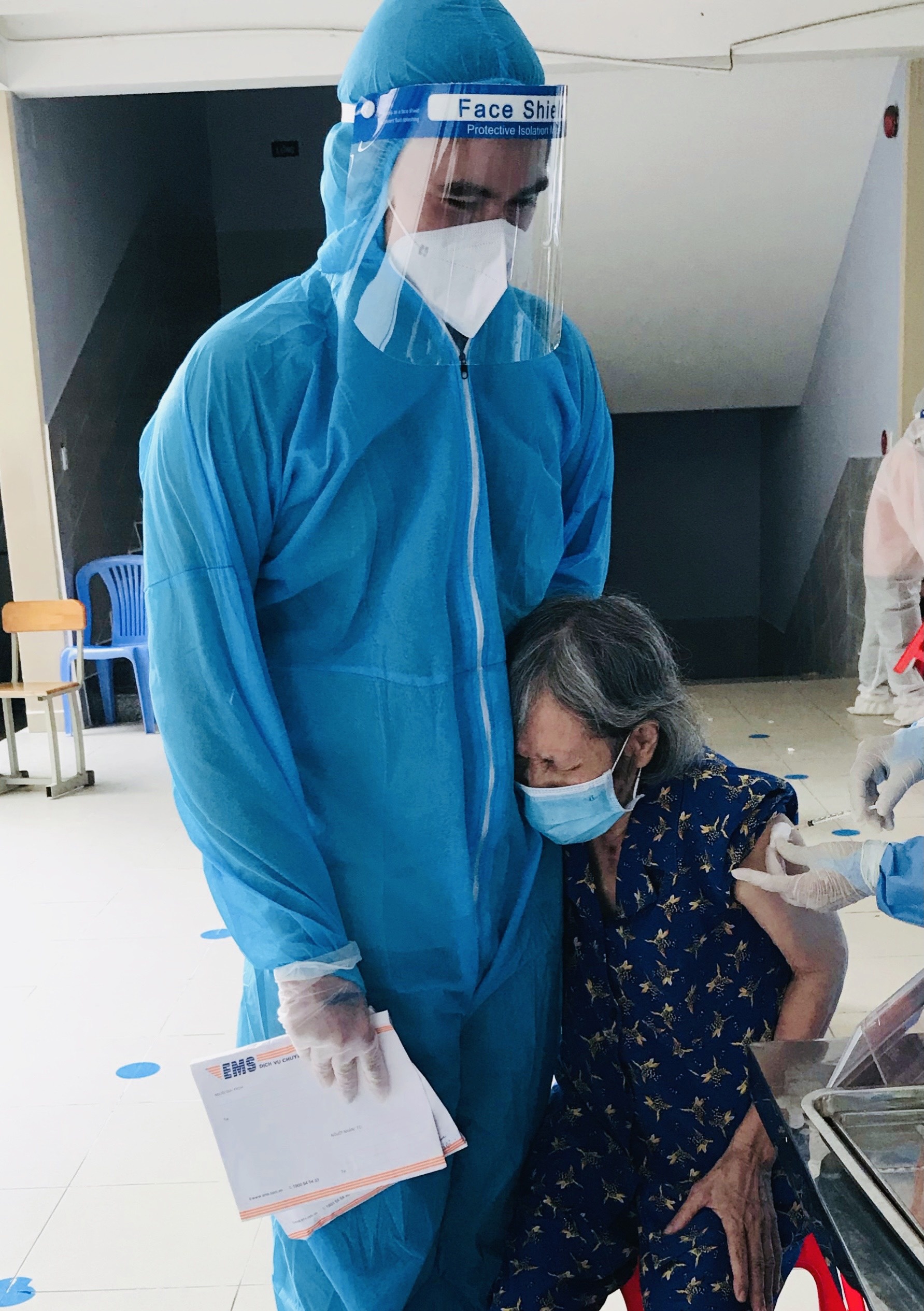 Tinh nguyen vien o TP.HCM cho cu ba om de do so khi tiem vaccine anh 1