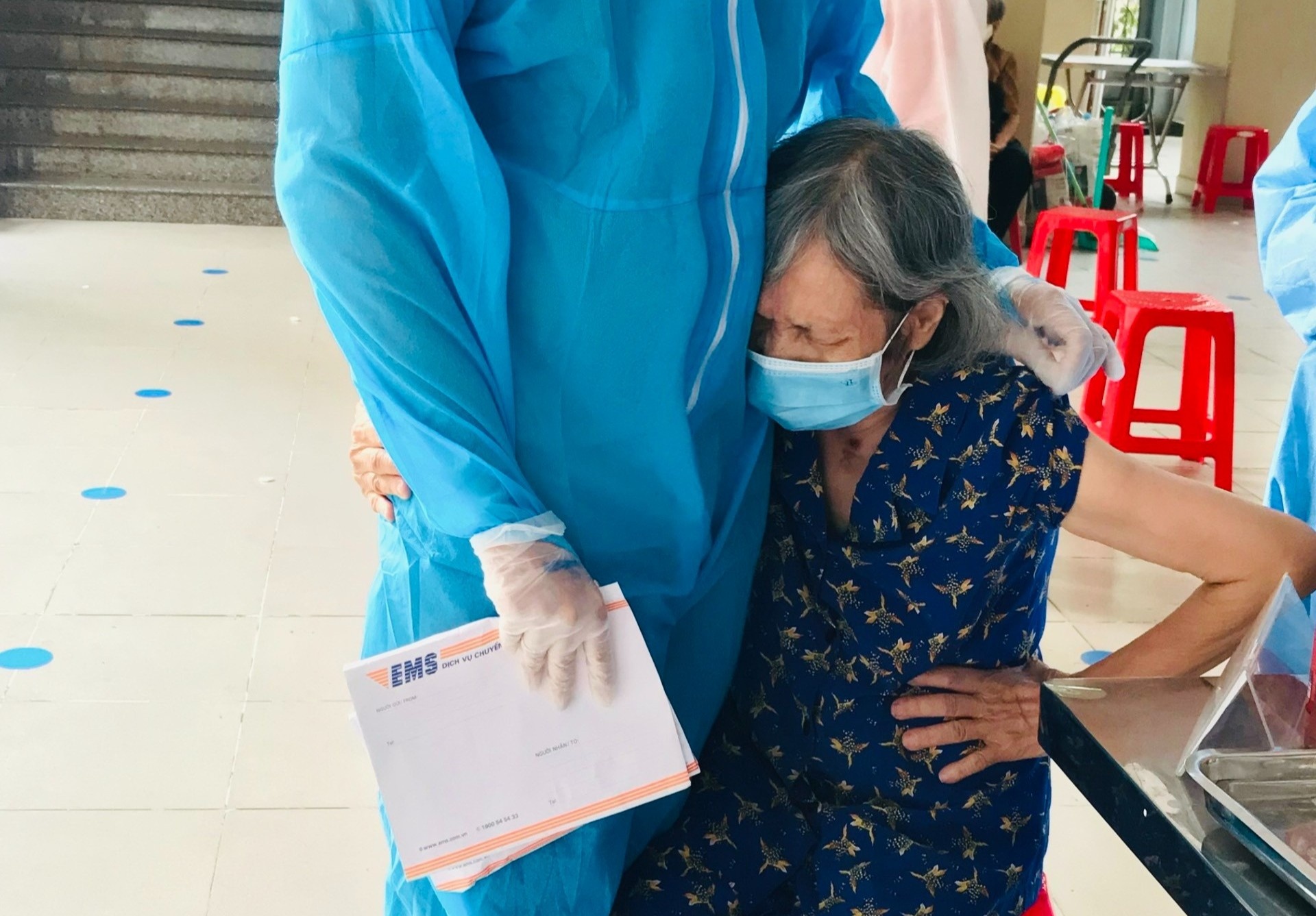 Tinh nguyen vien o TP.HCM cho cu ba om de do so khi tiem vaccine hinh anh