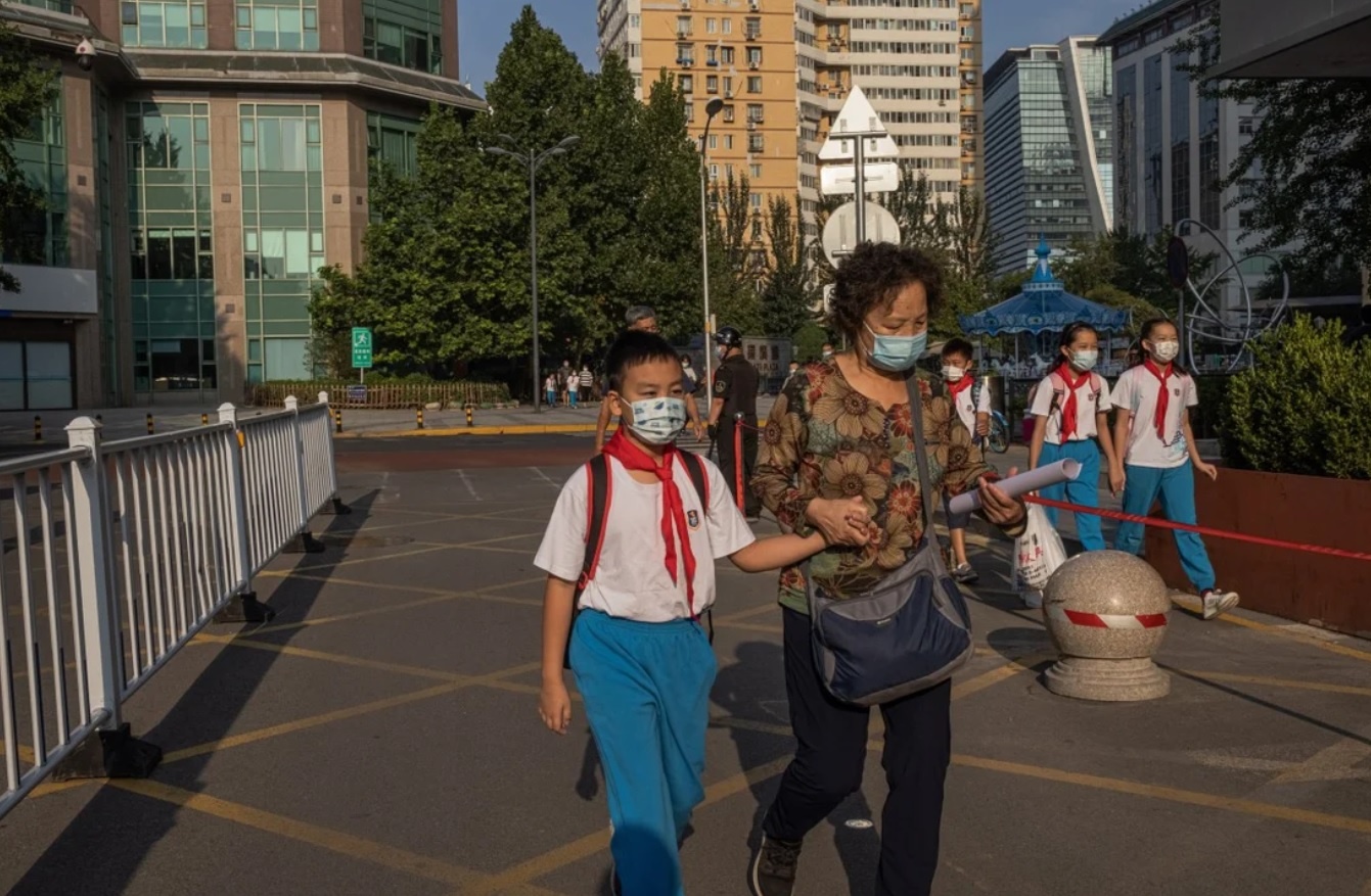 Dan Trung Quoc chia re vi nhieu truong cat giam gio hoc tieng Anh anh 1