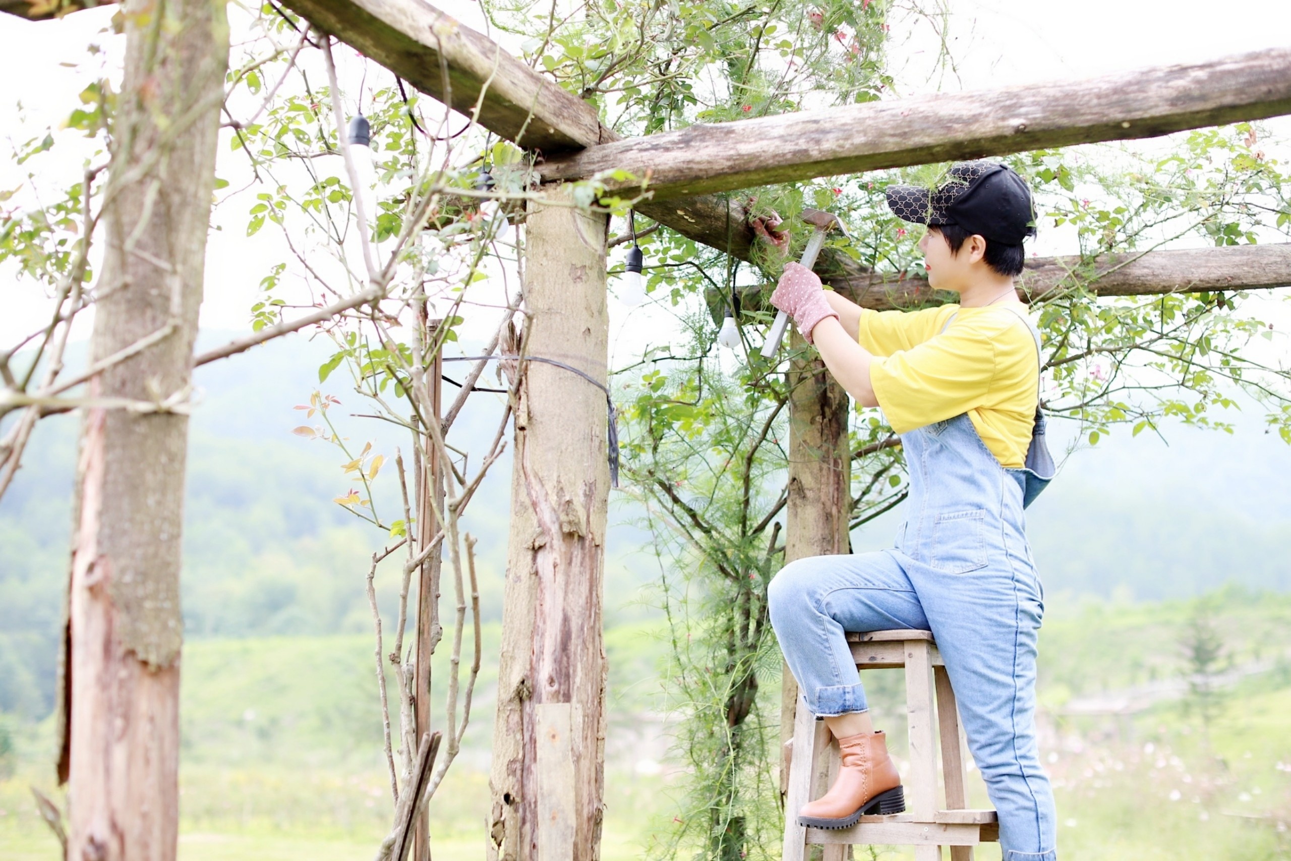 Vo chong bo pho ve rung dung nha trong rau anh 2