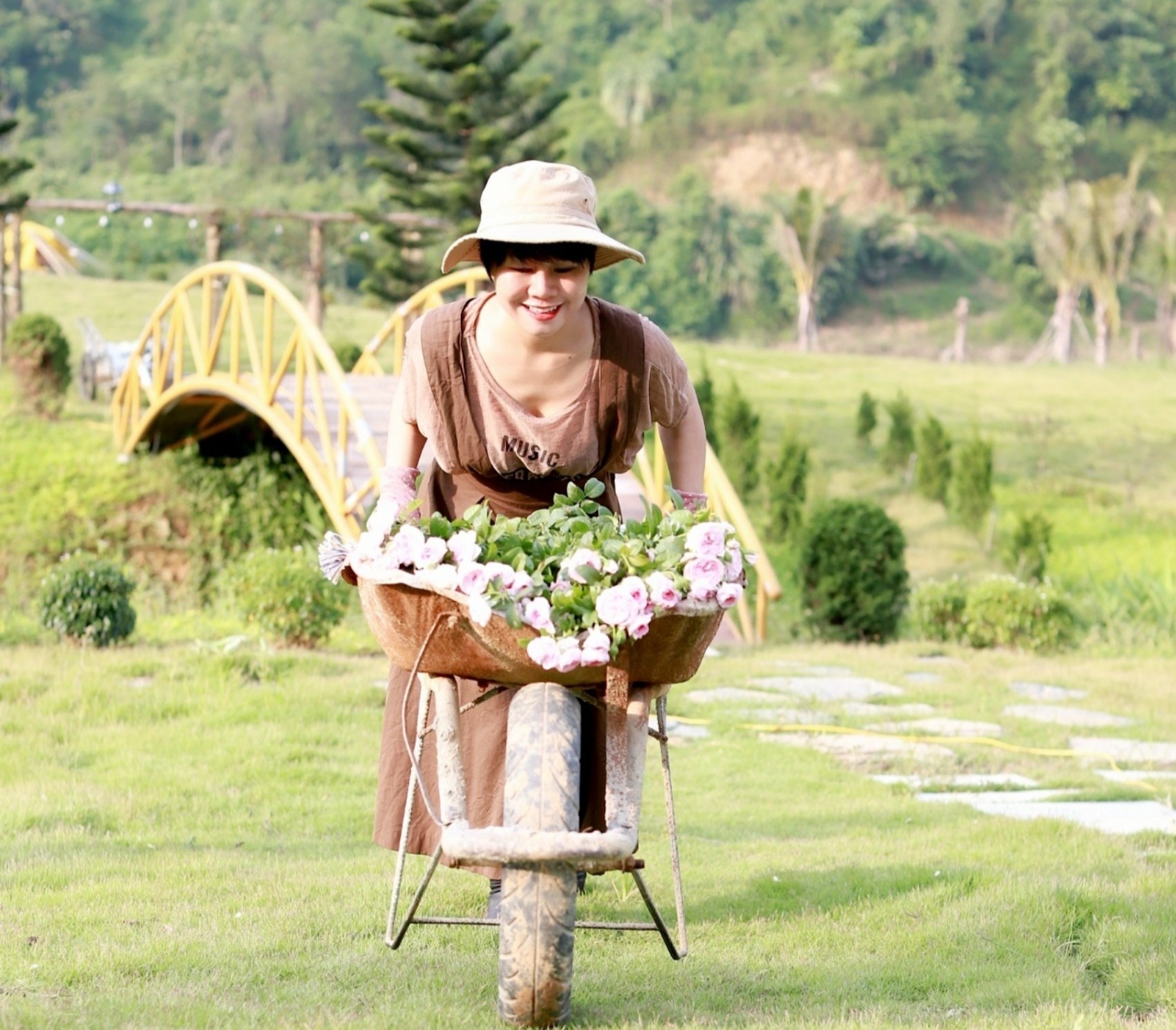 Vo chong bo pho ve rung dung nha trong rau anh 1